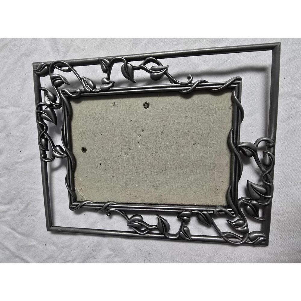 Decorative Metal Picture Frame for Wall Display with Leaf Design